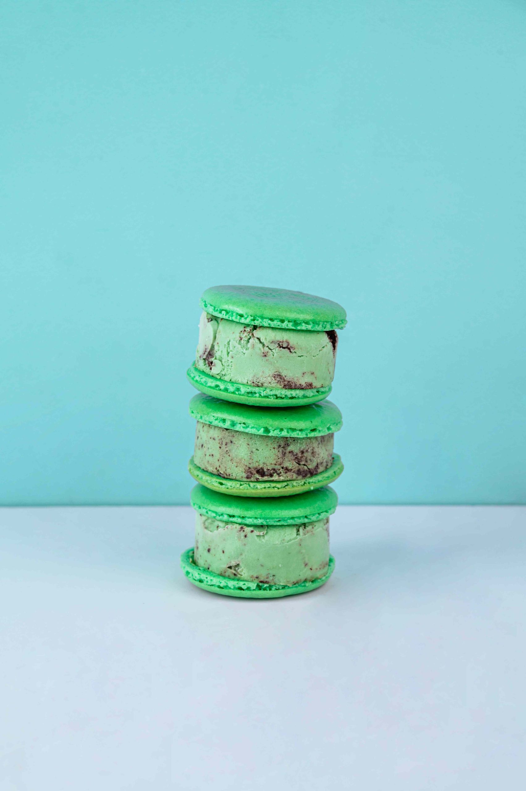 Bánh Macaron Nhân Kem Bạc Hà Socola Chip 